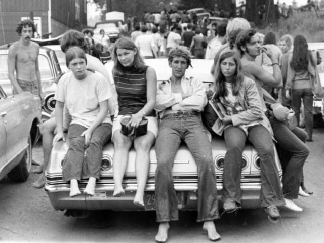 Young-people-near-the-woodstock-festival