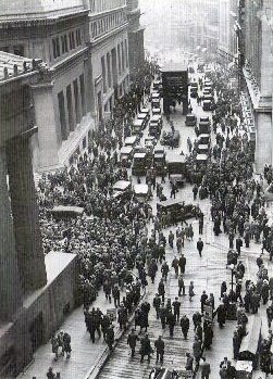 Crowd-gathering-after-the-wall-street-crash-of-1929
